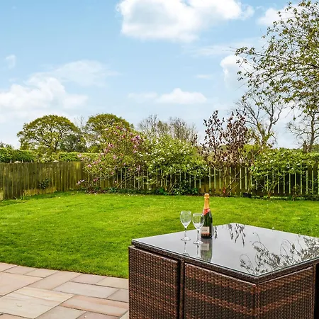 Mount Farm - The Stable Holiday home *